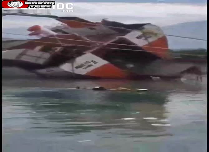 Video :A boat sinks off the coast of Haiti, leaving seven people dead and seventeen wounded